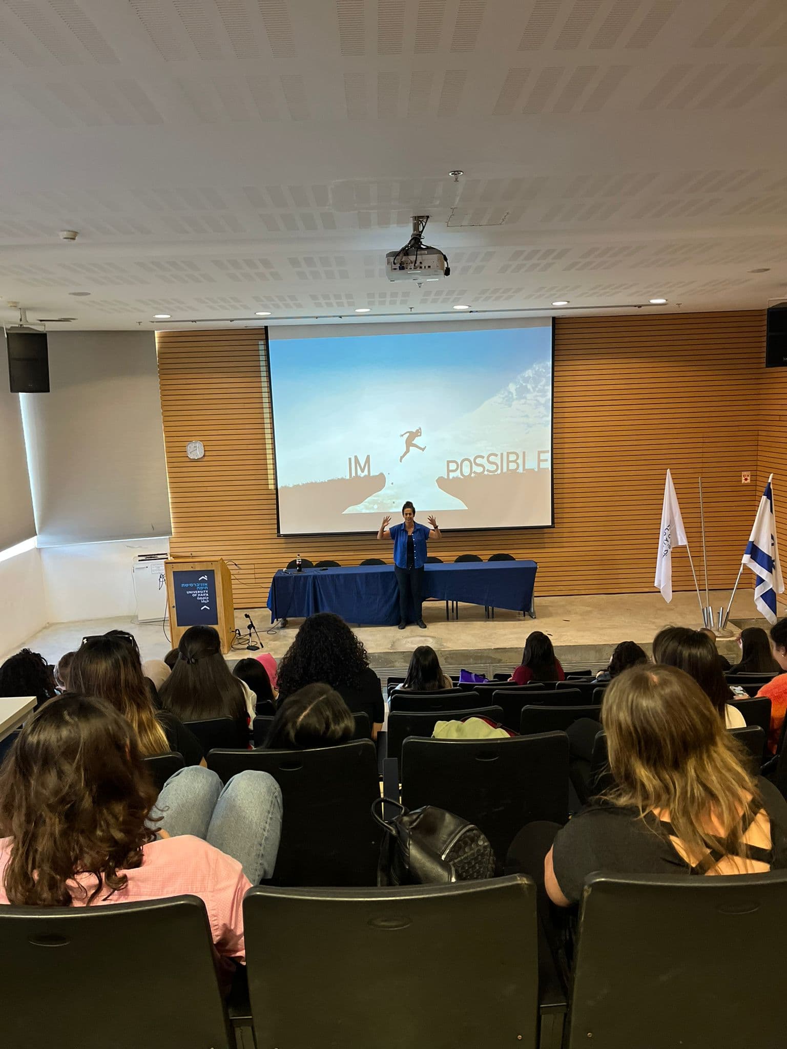 יונה מרצה באולם מלא — הרצאת מנהיגות בדיוק